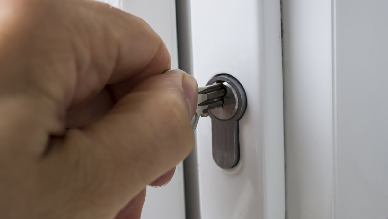 DOOR MONKEY Child Proof Door Lock & Pinch Guard - For Door Knobs & Lever  Handles- Easy To Install-No Tools Or Tape Required - Baby Safety Door Lock  For Kids - Very